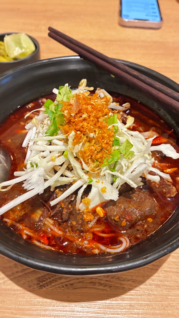 น้ำเงี้ยวเครื่องแน่นพร้อมผักสดที่ร้านอ้ายแคบหมู เชียงราย