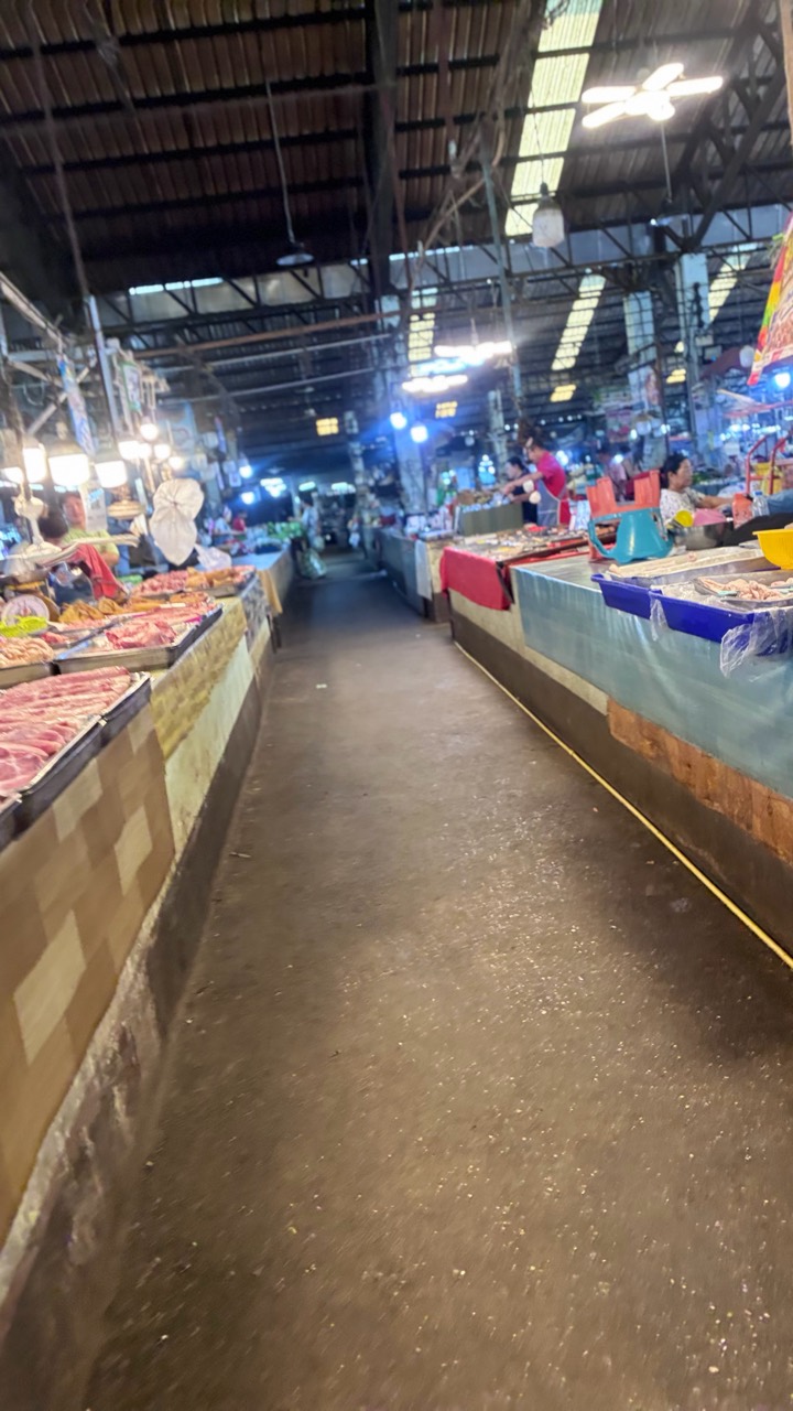 ทางเดินโซนอาหารสดในตลาดบ้านดู่ เชียงราย