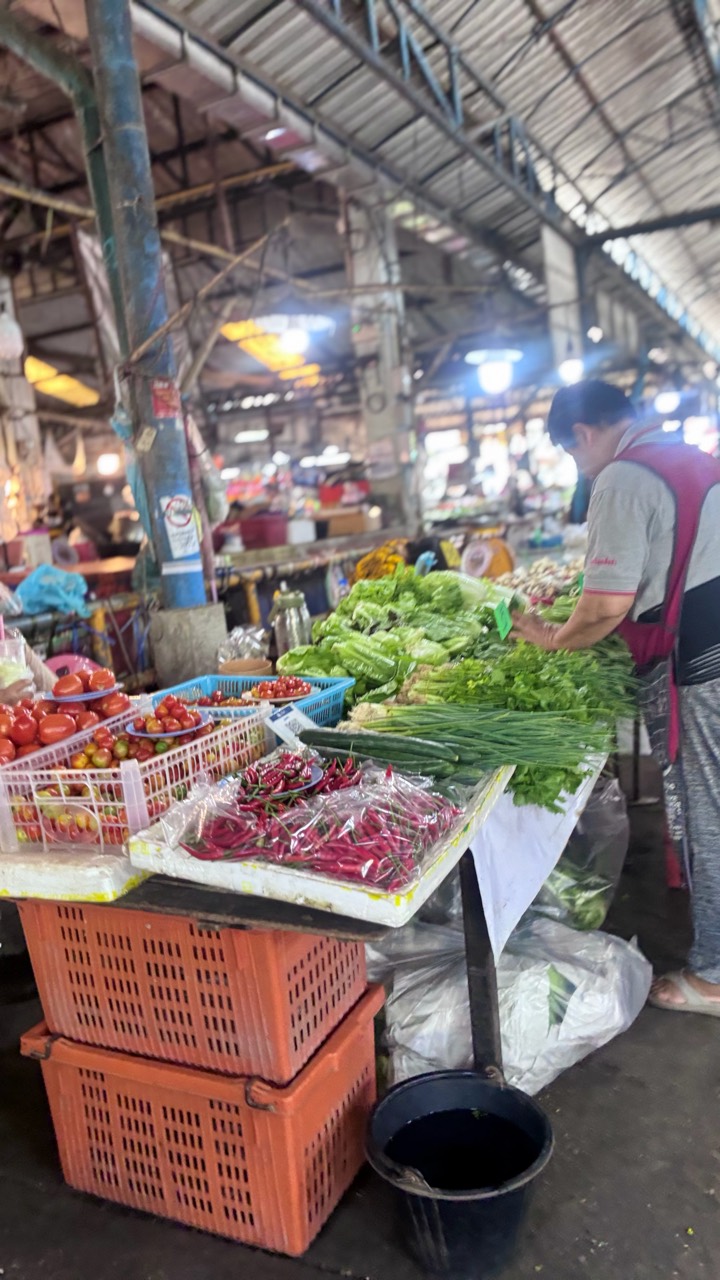 แผงผักสดในตลาดบ้านดู่ เชียงราย