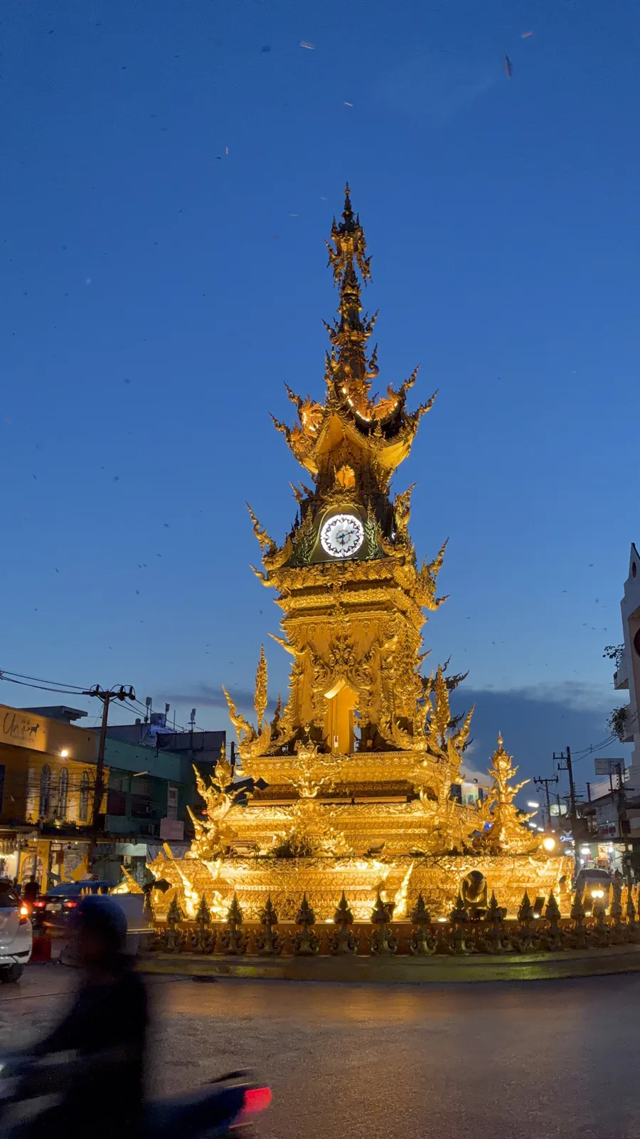 หอนาฬิกาเชียงรายในช่วงท้องฟ้าสีน้ำเงินก่อนกลางคืน
