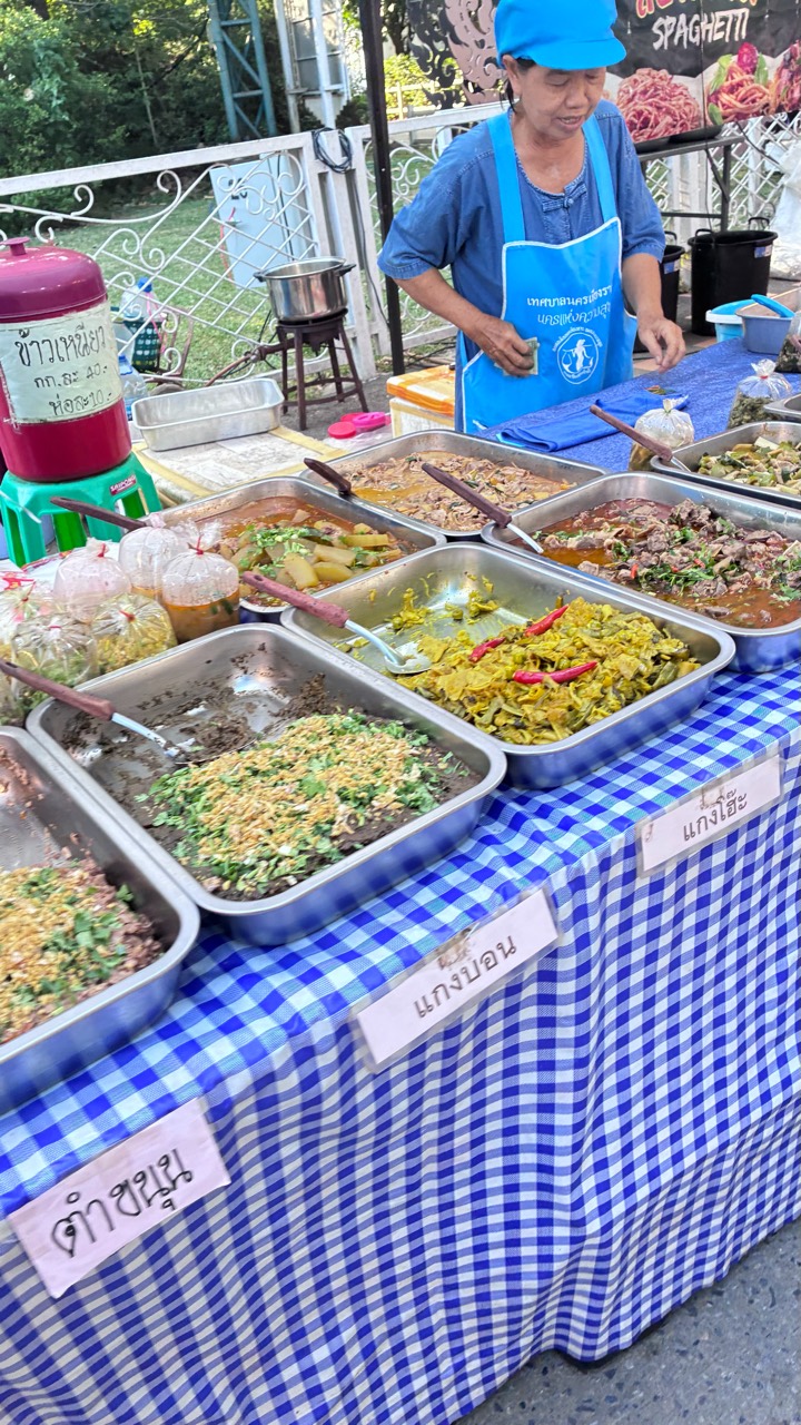 ร้านอาหารเหนือมีถาดแกงบอนและแกงโฮะในถนนคนเดินเชียงราย