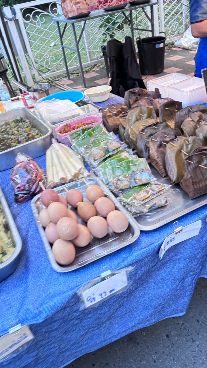 อาหารห่อใบตองและไข่ที่แผงขายของในถนนคนเดินเชียงราย