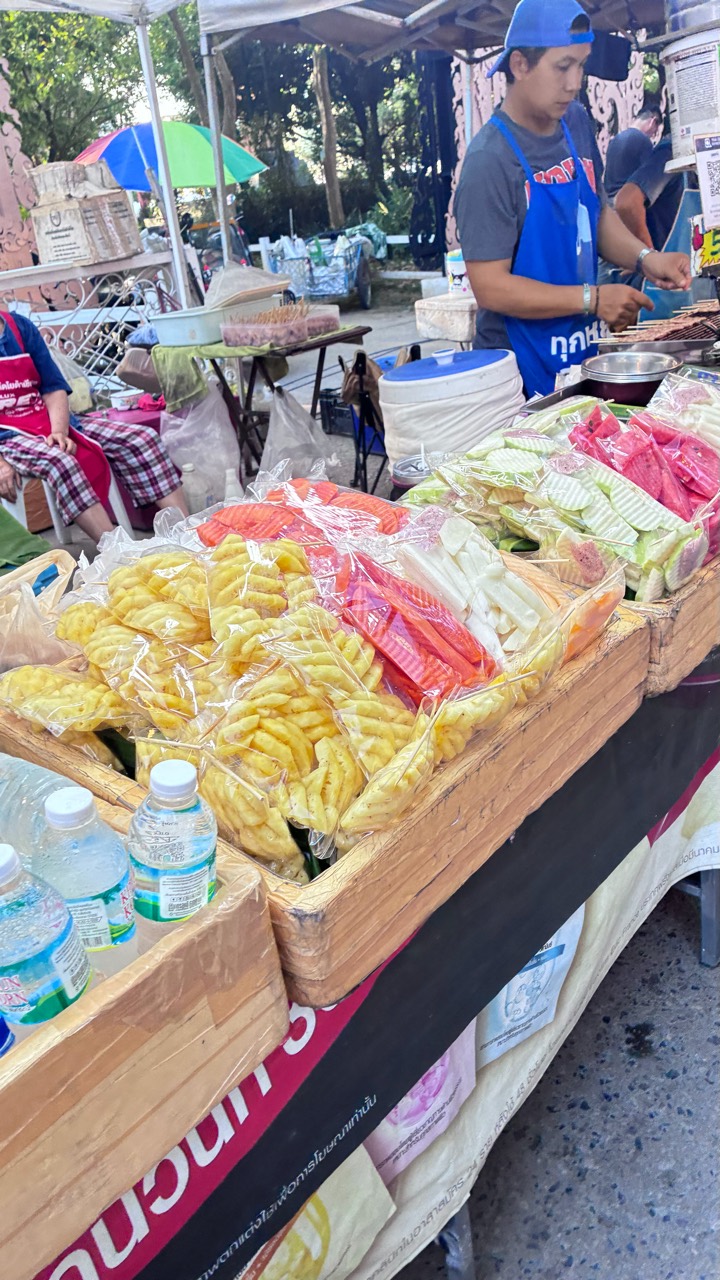ผลไม้หั่นใส่ถุงวางขายที่ถนนคนเดินเชียงราย