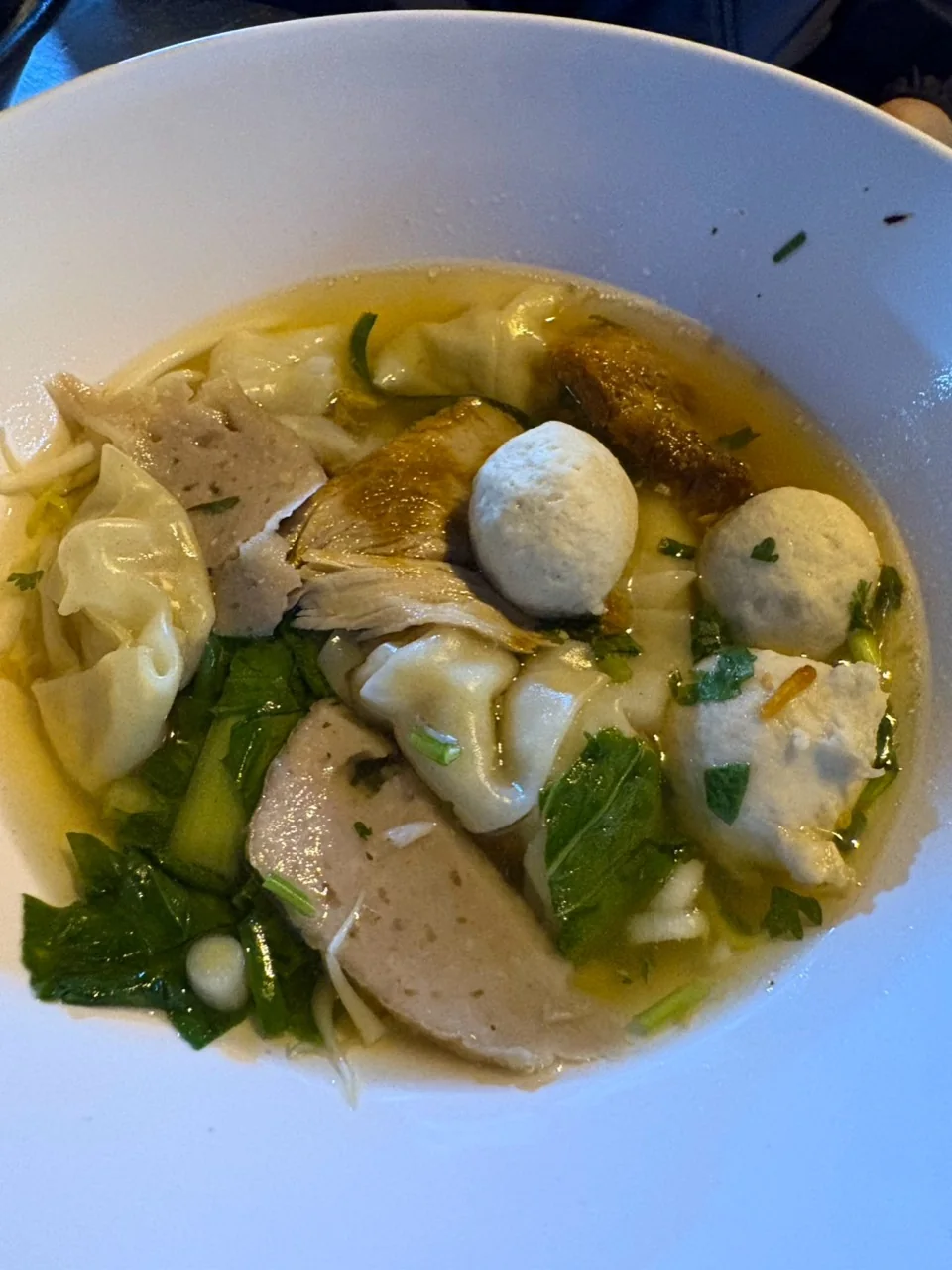 ก๋วยเตี๋ยวน้ำใสในชามขาวพร้อมลูกชิ้นและผัก จากร้านย่านดอยเวา