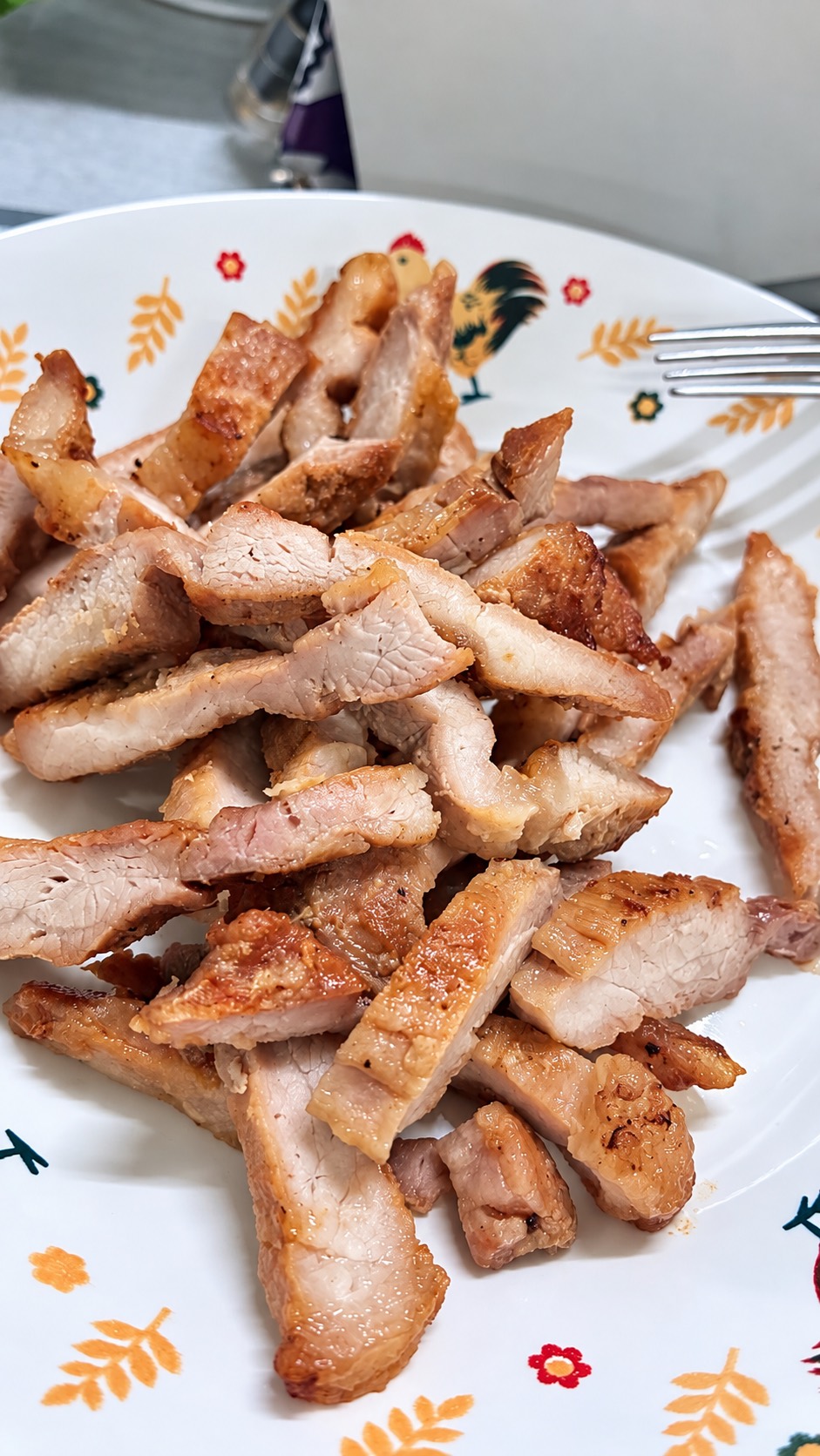 หมูย่างหั่นชิ้นบนจาน อาหารเหนือกินคู่ข้าวเหนียวนึ่ง