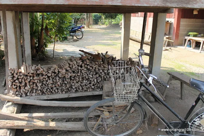 กองฟืนหรือหลัวที่จัดเก็บไว้ใต้ถุนบ้าน