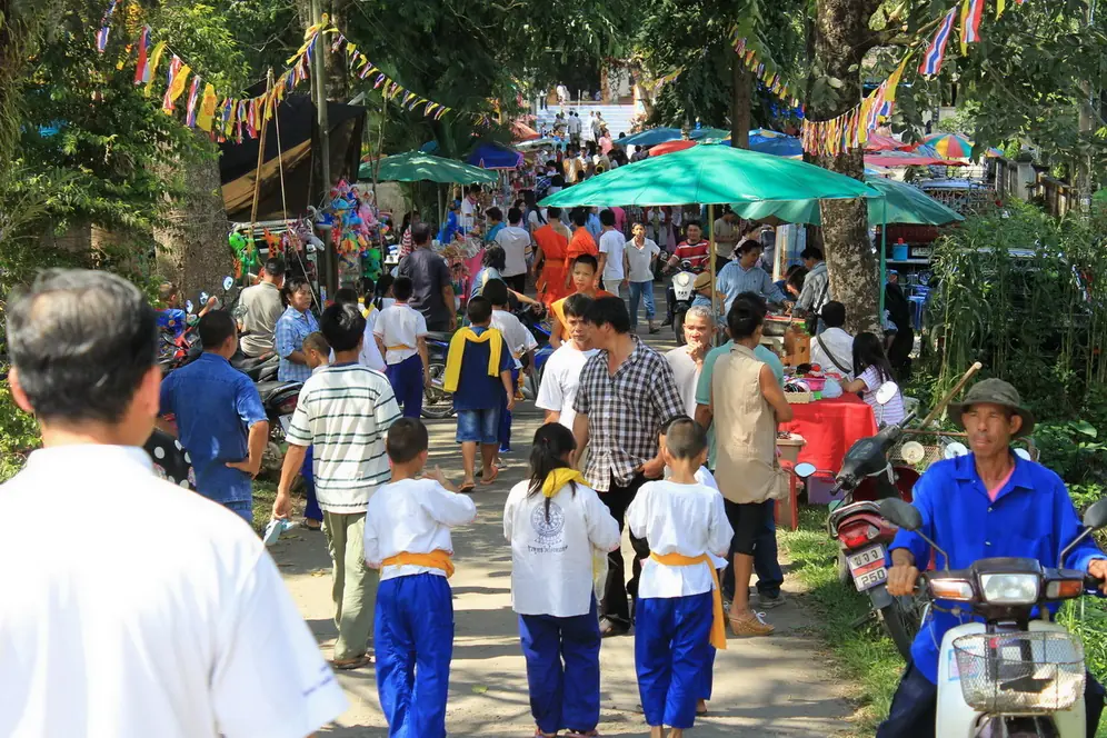 บรรยากาศชาวบ้านร่วมงานตานก๋วยสลากในชุมชนเชียงราย