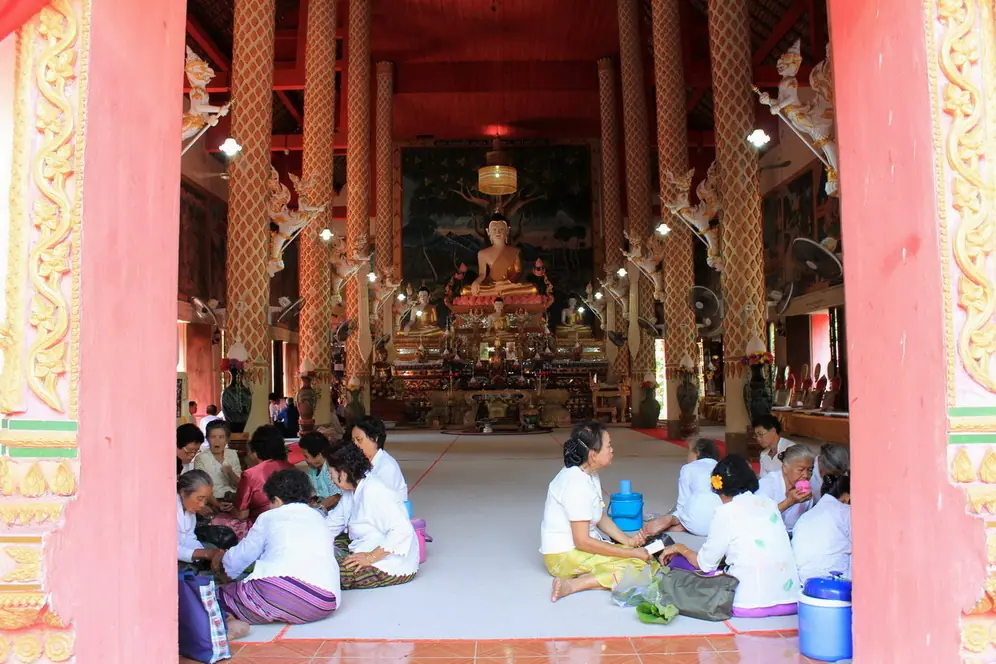 ชาวบ้านร่วมทำบุญในวิหารระหว่างประเพณีตานก๋วยสลากเชียงราย