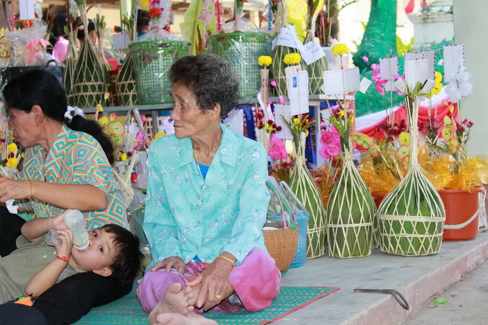 ก๋วยสลากและเครื่องไทยธรรมสำหรับประเพณีสลากภัต