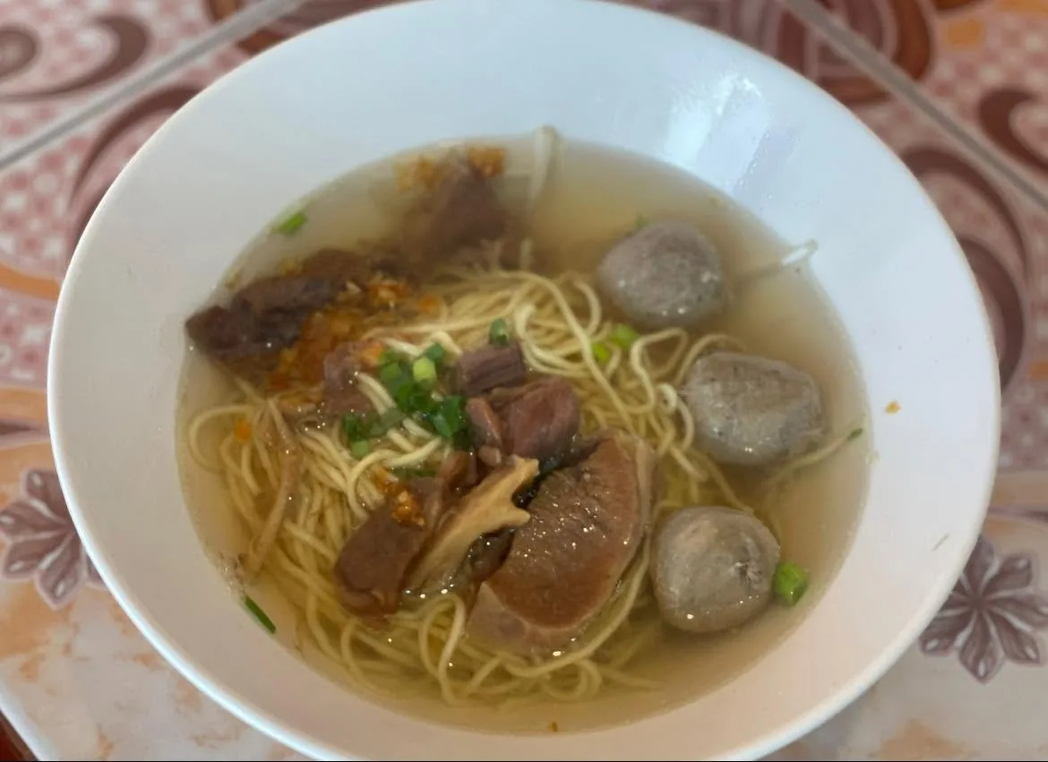 ชามก๋วยเตี๋ยวตังอาใส่เส้น ลูกชิ้น และหมูในน้ำซุปใส