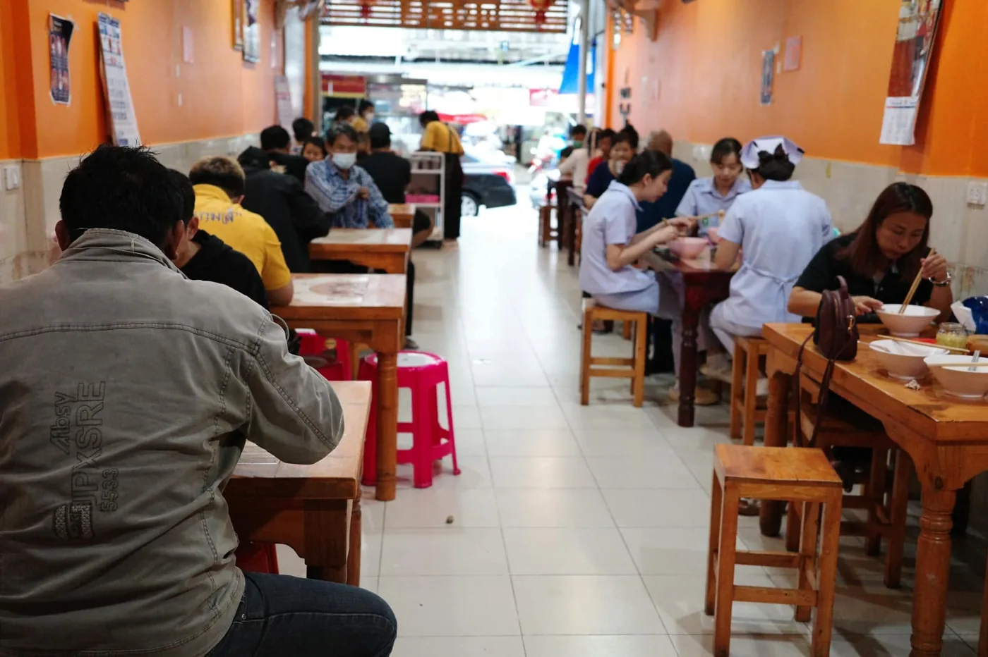 บรรยากาศลูกค้านั่งรับประทานก๋วยเตี๋ยวภายในร้านตังอา