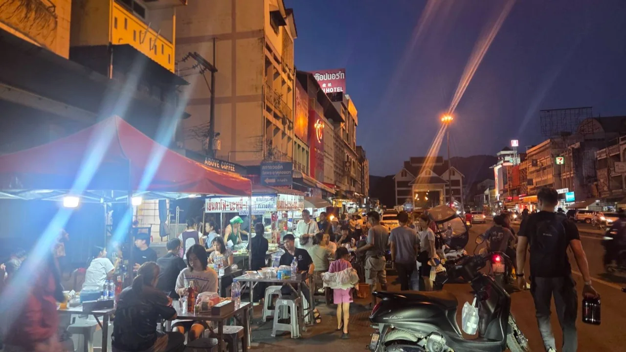 บรรยากาศโต๊ะอาหารและร้านเย็นตาโฟบริเวณหน้าด่านแม่สายช่วงหัวค่ำ